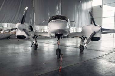 Hangarda, uçuş öncesi muayene uçakta özel turbo Pervaneli uçak. İş Hava taşımacılık turboprop uçak konusunda