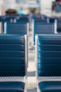 Satır koltuk Havaalanı bekleyen bölgedeki kimse. Kalkış alanı hava terminal, seyahat kavramı, uçuş ulaşım