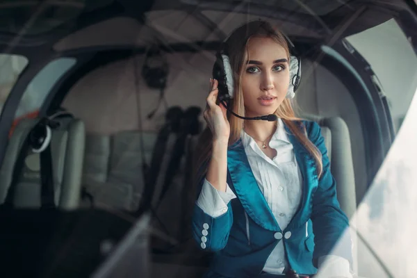 Piloto Femenino Auriculares Posa Cabina Helicóptero Hangar Interior Sobre Fondo —  Fotos de Stock