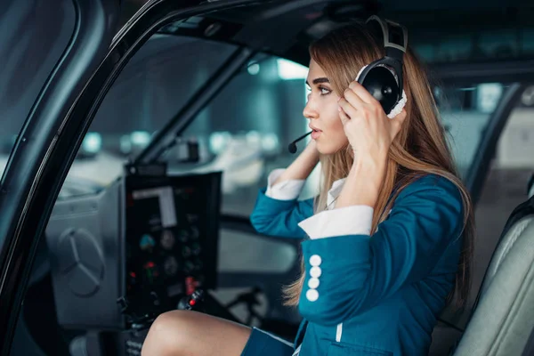 Vrouwelijke Piloot Hoofdtelefoons Poses Helikopter Cabine Hangar Interieur Achtergrond Uitzicht — Stockfoto
