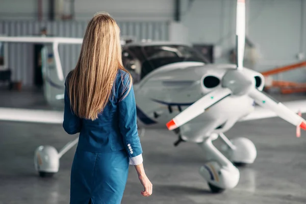 Hôtesse Attrayante Uniforme Pose Contre Avion Turbopropulseur Dans Hangar Hôtesse — Photo