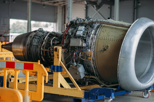 Düsenflugzeugturbine Bei Der Reparatur Hangar Flugzeugtriebwerk Ohne Deckel Bei Der — Stockfoto