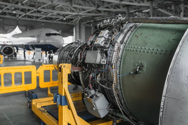 Turbina Avião Jato Reparação Hangar Motor Avião Sem Tampas Manutenção — Fotografia de Stock