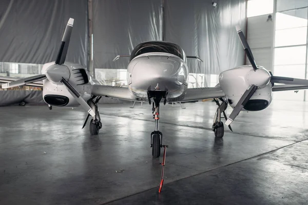 プライベート ターボ プロペラ飛行機格納庫 飛行前に の点検上の平面で ターボプロップ平面上のビジネス航空輸送 — ストック写真