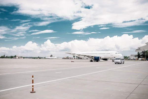 Passagierflugzeug Auf Flugzeugparkplatz Flughafen Niemand Lufttransportkonzept Flugzeug Vor Flug Auf — Stockfoto