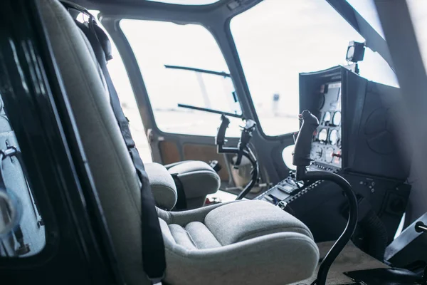 Innen Helikopterkabine Bedienfeld Seitenblick Von Geöffneter Tür Niemand Armaturenbrett Cockpit — Stockfoto