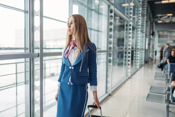 Sexy Stewardess Met Koffer Wachtzaal Van Luchthaven Air Hostess Pak — Stockfoto