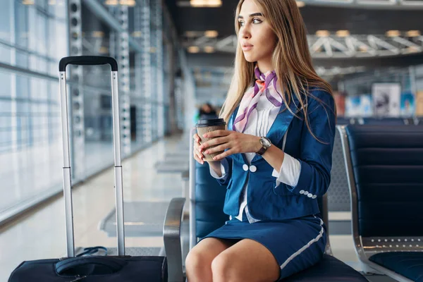 Azafata Con Café Maleta Sentada Asiento Sala Espera Aeropuerto Azafata — Foto de Stock