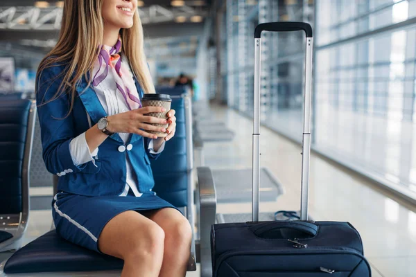 Stewardess Met Koffie Koffer Zit Stoel Wachtruimte Luchthaven Air Hostess — Stockfoto