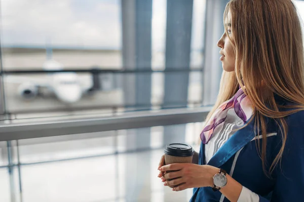 Azafata Con Café Sala Espera Aeropuerto — Foto de Stock