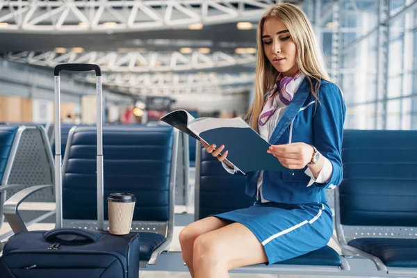 Stewardess Mit Koffer Sitzt Auf Sitz Wartebereich Des Flughafens Und — Stockfoto