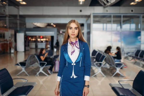 空姐在机场等候区摆姿势 空姐在离境区 乘务员在终点站 Aviatransportations — 图库照片
