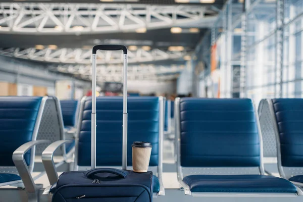 Sitzreihen Und Handgepäck Der Flughafenhalle Niemand Gepäck Abflugbereich Des Flugterminals — Stockfoto