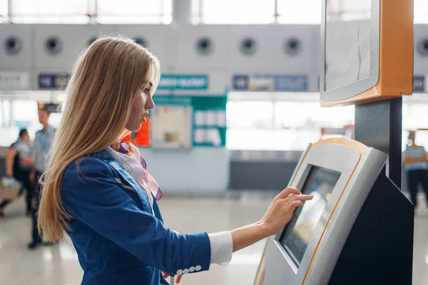 スレンダー スチュワーデスは 空港のホールで ターミナルを使用します 出発エリアで荷物で手荷物 Aviatransportations ジョブでフライトアテンダント エアホステス — ストック写真