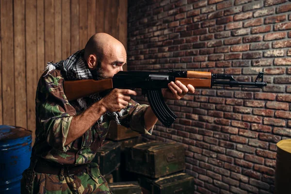 Terroristen Enhetlig Sikte Från Kalashnikov Gevär Manliga Rolfs Med Vapen — Stockfoto