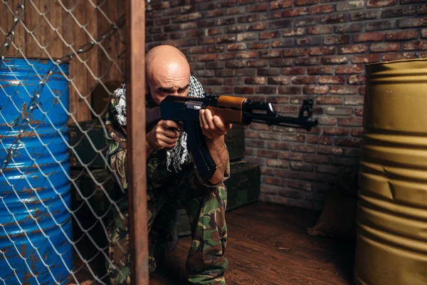 カラシニコフ銃から制服の芽 武器と男性の Mojahed のテロリスト テロとテロ カーキ色の迷彩の兵士燃料または化学薬品の背景に弾薬箱のバレル — ストック写真