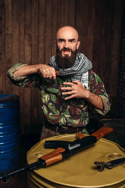 Bebaarde Terrorist Uniform Met Een Mes Zijn Keel Tegen Vaten — Stockfoto