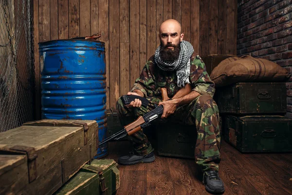 제복을 Kalashnikov 소총으로 잡지를 삽입합니다 테러와 위장에 배경에 탄약의 상자의 — 스톡 사진