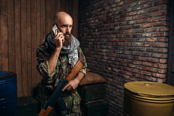 Terrorism Uniform Innehar Kalashnikov Gevär Och Mobiltelefon Händer Manliga Rolfs — Stockfoto