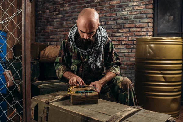 Vousatý Terorista Uniformě Nastaví Bombu Barelů Paliva Nebo Chemikálií Mužské — Stock fotografie