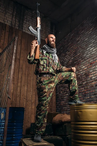 Terroriste Uniforme Avec Fusil Kalachnikov Leva Les Mains Des Moudjahiddines — Photo