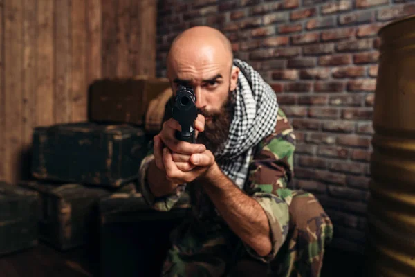 Skäggiga Terrorister Enhetlig Sikte Från Pistol Manliga Rolfs Med Vapen — Stockfoto