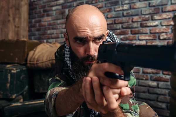 Terrorista Barbudo Uniforme Apuntando Desde Arma Hombre Mojahed Con Arma — Foto de Stock