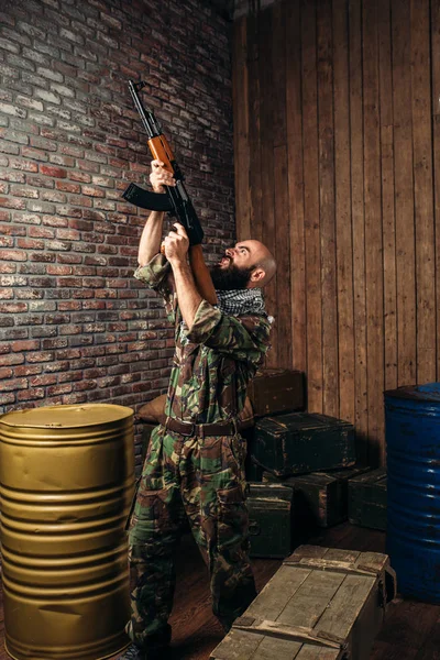 Terrorista Barbudo Segurar Espingarda Kalashnikov Terrorismo Terror Soldado Camuflagem Cáqui — Fotografia de Stock