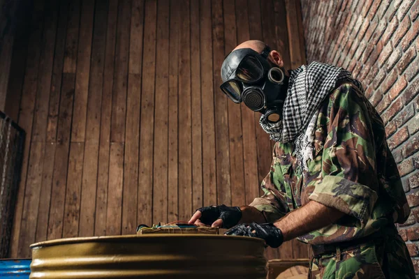 Skäggiga Terrorister Uniform Ställer Bomben Trummorna Bränsle Eller Kemikalier Manliga — Stockfoto