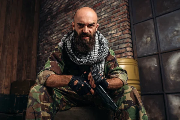 Bebaarde Terrorist Uniform Met Een Pistool Mannelijke Mojahed Met Wapen — Stockfoto