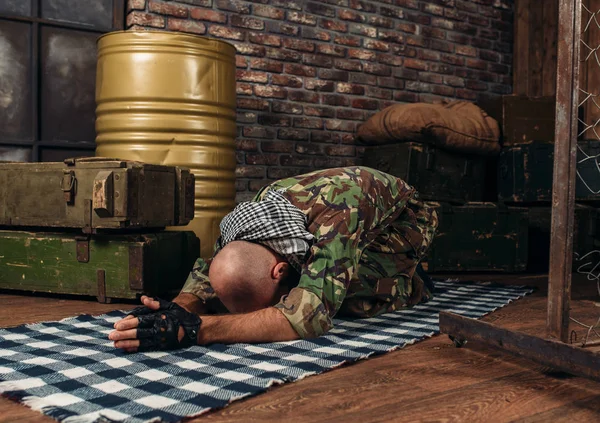 Soldat Islamique Uniforme Priant Avant Une Attaque Terroriste Barils Carburant — Photo