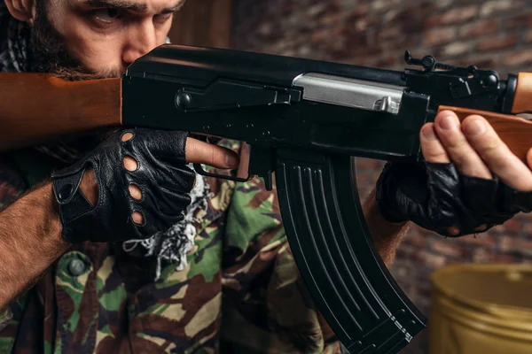 Crudele Terrorista Uniforme Che Mira Vicino Fucile Kalashnikov Mujahiddeen Maschio — Foto Stock