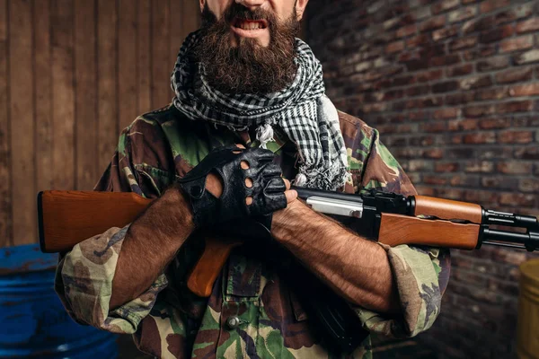 Cruel Terrorista Con Una Sonrisa Sostiene Primer Plano Rifle Kalashnikov — Foto de Stock