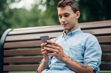 Bağımlılığı telefon, Park, sosyal bankta smartphone bağımlısı insanlar kullanan adam kadının günlüğü