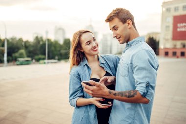 Bağımlılık, bağımlı adam onun sosyal sayfa genç kadına gösterir telefon. Bağımlısı insanlar, modern ilişki