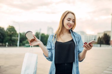 Telefon bağımlılık, bağımlı kadın tutar gadget ve elinde kahve, insanların sosyal bağımlısı