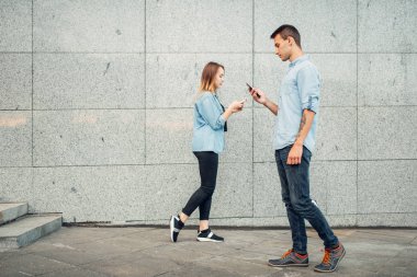 Telefon bağımlısı gençlik, bağımlılığı sorunu, sosyal bağımlısı insanlar, modern yaşam