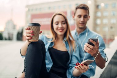 Telefon bağımlısı gençlik yaşayamam alet, bağımlılığı sorunu, sosyal bağımlısı insanlar, modern yaşam tarzı