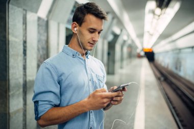 Telefon bağımlısı adam Metro, bağımlılığı sorunu, sosyal bağımlısı insanlar, modern yaşam tarzı Gadget'ı kullanma