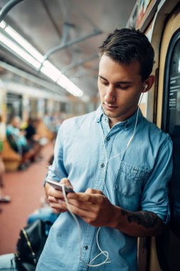 Telefon bağımlısı adam metro, bağımlılığı sorunu, sosyal bağımlısı insanlar, modern yaşam tarzı Gadget'ı kullanma