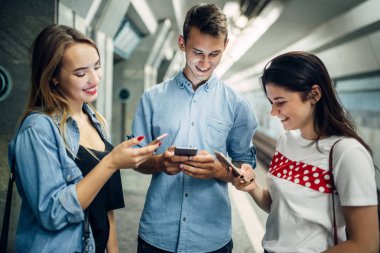Telefon bağımlısı gençlik Metro, bağımlılığı sorunu, sosyal bağımlısı insanlar, modern Metro yaşam araçları kullanma