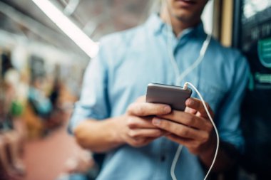 Telefonunuzun ve metro araba, bağımlılığı sorunu, sosyal bağımlısı insanlar, modern Metro yaşam erkek kişi