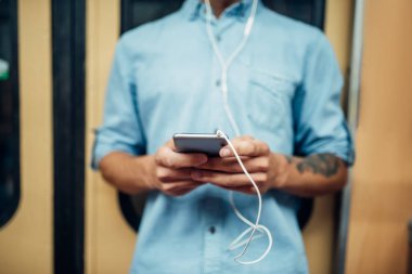 Telefonunuzun ve metro araba, bağımlılığı sorunu, sosyal bağımlısı insanlar, modern Metro yaşam erkek kişi