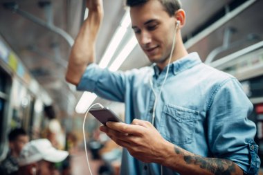 Metro, bağımlılığı sorunu, sosyal bağımlısı insanlar, modern Metro yaşam tarzı içinde telefon kullanan genç adam
