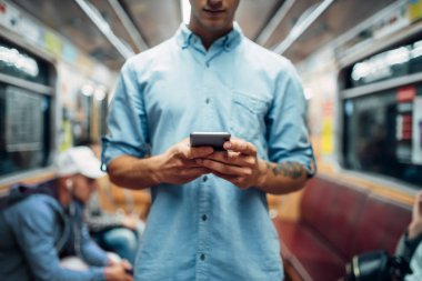 Metro araba, bağımlılığı sorunu, sosyal bağımlısı insanlar, modern Metro yaşam tarzı telefon kullanan genç adam
