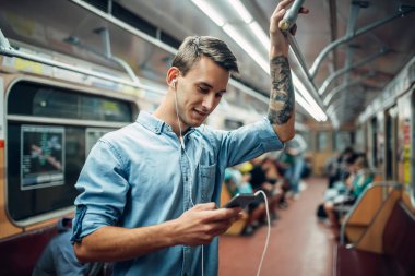 Metro, bağımlılığı sorunu, sosyal bağımlısı insanlar, modern Metro yaşam tarzı telefon kullanan genç adam