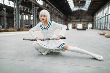 Anime tarzı sarışın kadın kılıçla. Moda, Japon Kültür cosplay, bıçak terk edilmiş ve fabrika ile bebek