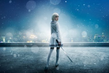 Anime tarzı sarışın kız gökdelenin çatı karlı kenarında kılıçla arkadan görünüm. Kadın, Asya kültürü cosplay, bez bebek soğuk tonlarda blade, gece cityscape arka plan üzerinde ile