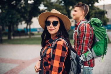 Yürüyüşçüler gezi turist kasabasında üzerinde sırt çantaları ile. Hiking yaz. Macera genç erkek ve kadın zammı