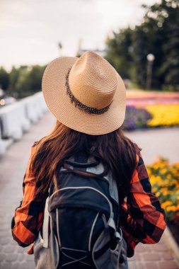 Kadın hiker gezi turist kasabasında, arkadan görünüm sırt ile. Genç kadının yürüyüş yaz, macera zammı